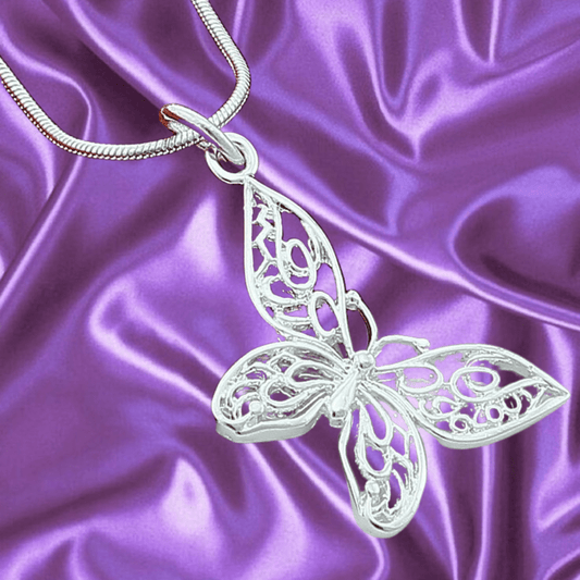 Collar Plateado con Dije de Mariposa - Silvera Enchanted